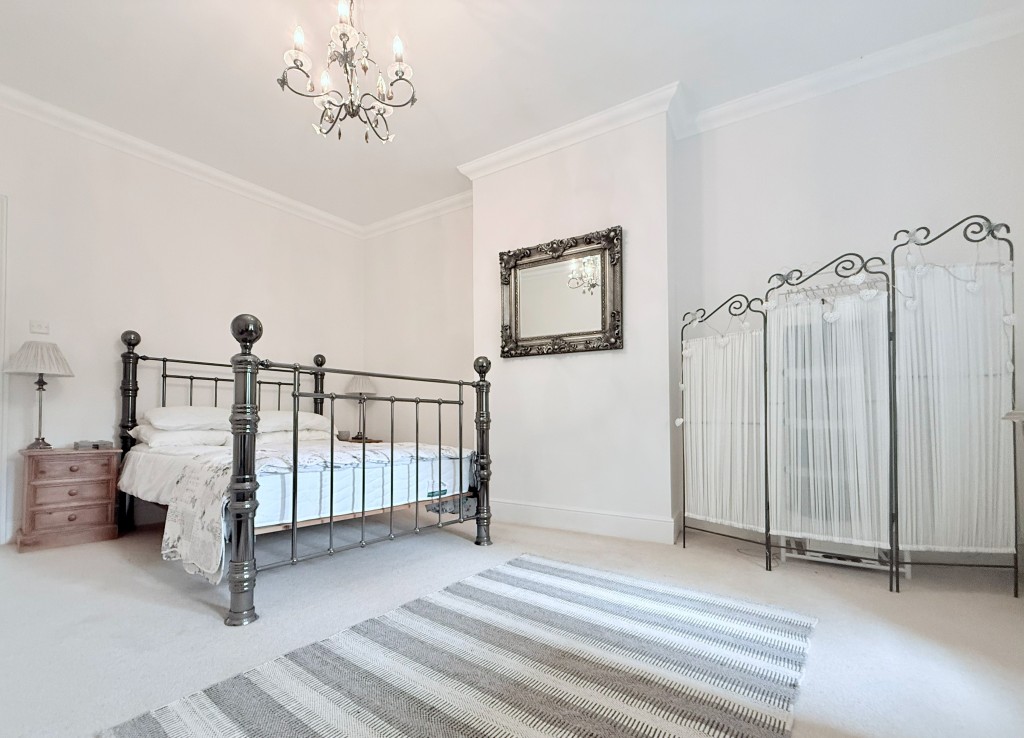 Lot: 159 - THREE-BEDROOM COTTAGE CLOSE TO TOWN CENTRE AND SEAFRONT - Main Bedroom